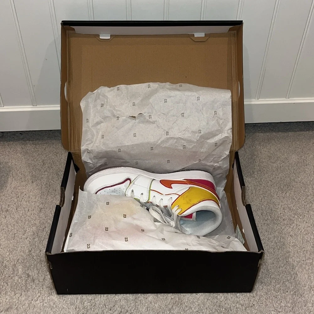 Air Jordan 1 Mid Edge Glow (GS) - Picture 9 of 14